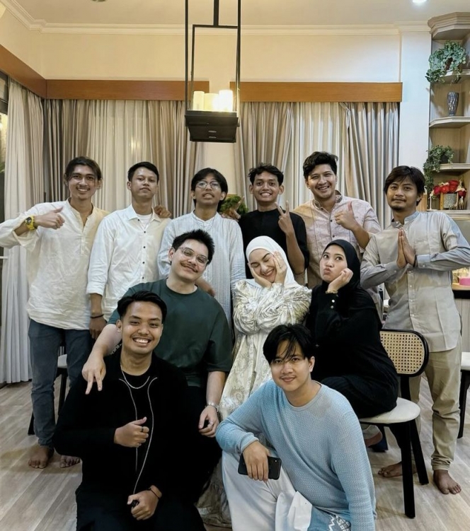 10 Foto Irish Bella Lebaran Bersama Keluarga, Ada Adik Ammar Zoni Juga