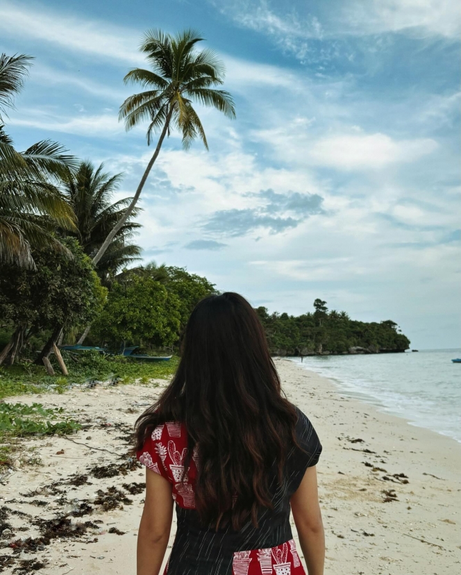 Foto Indah Permatasari Main di Pantai Baubau, Tampak Bahagia di Kampung Halaman Arie Kriting