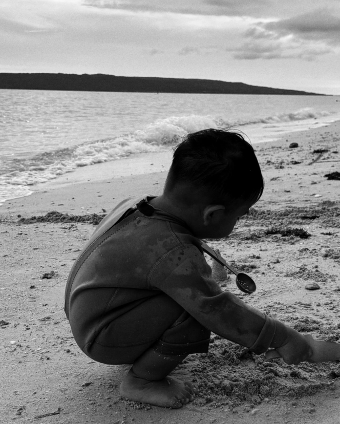 Foto Indah Permatasari Main di Pantai Baubau, Tampak Bahagia di Kampung Halaman Arie Kriting