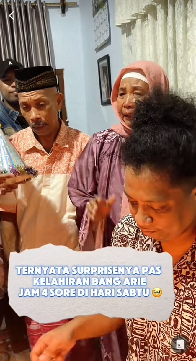 Momen Kejutan Ulang Tahun Arie Kriting di Kampung Halaman, Sederhana Bareng Keluarga