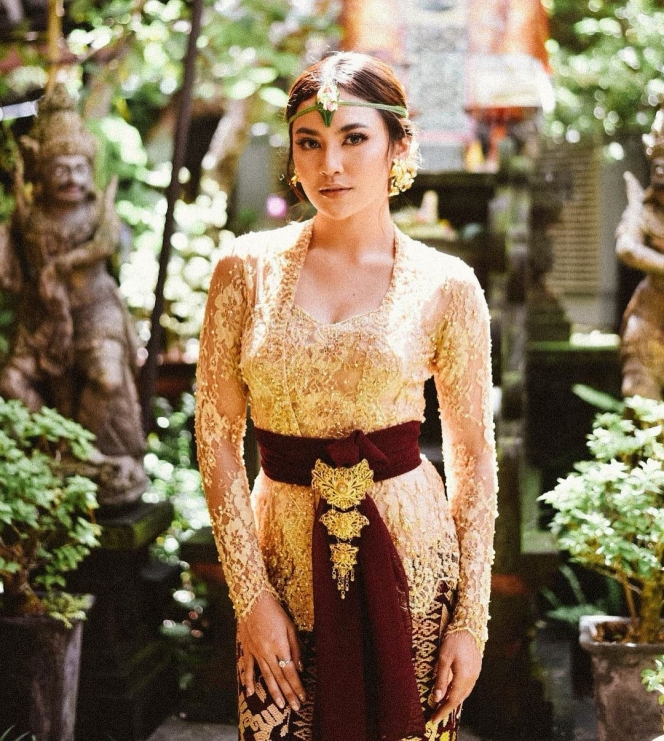 7 Penampilan Mahalini saat Berkebaya Bali, Gayanya Jegeg Maksimal!