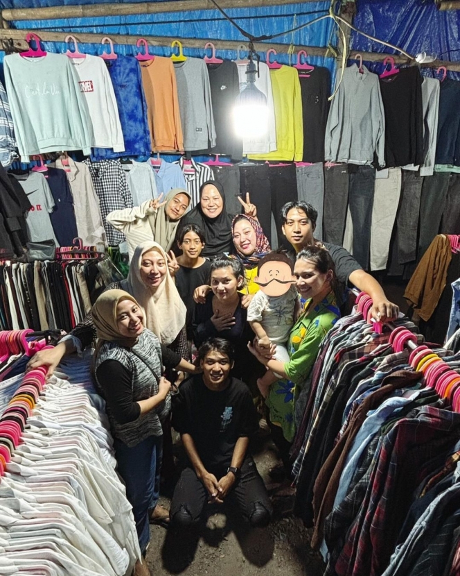 Gaya Indah Permatasari Selama di Kampung Halaman Suami, Petik Daun Kelor Sampai Belanja di Pasar Baju Bekas