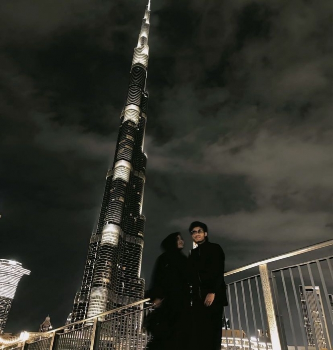 Tampil Mesra di Gurun Pasir dan City Light, Ini Deretan Foto Anniversary Atta dan Aurel Hermansyah di Dubai