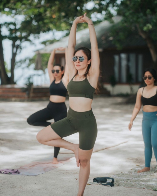 Gak Cuman Pesta, Ini Deretan Foto Wulan Guritno Lakukan Yoga Birthday di Pinggir Pantai