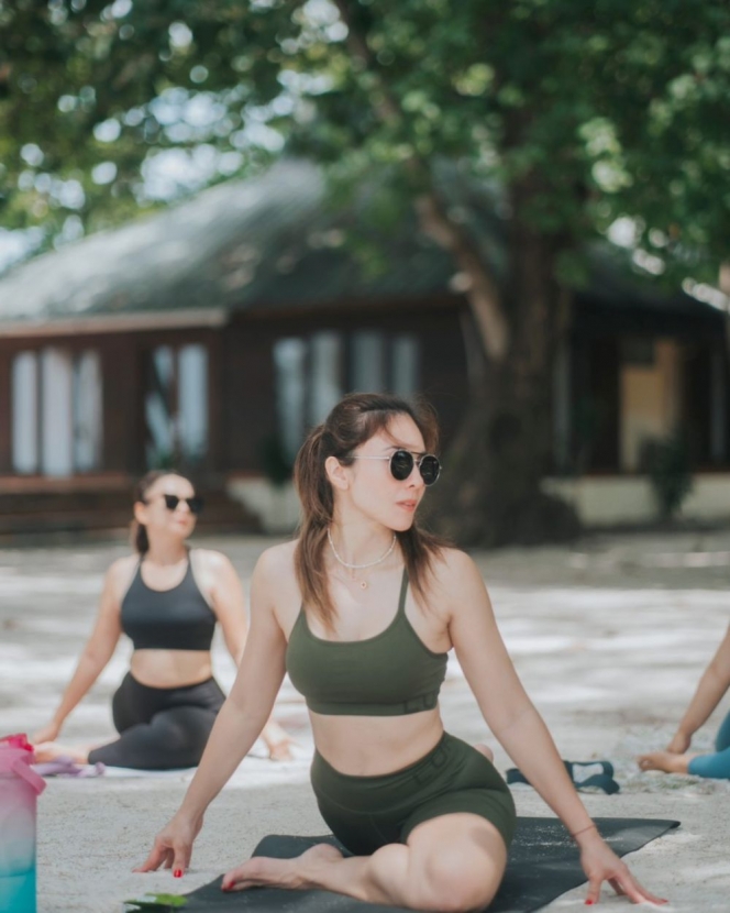 Gak Cuman Pesta, Ini Deretan Foto Wulan Guritno Lakukan Yoga Birthday di Pinggir Pantai