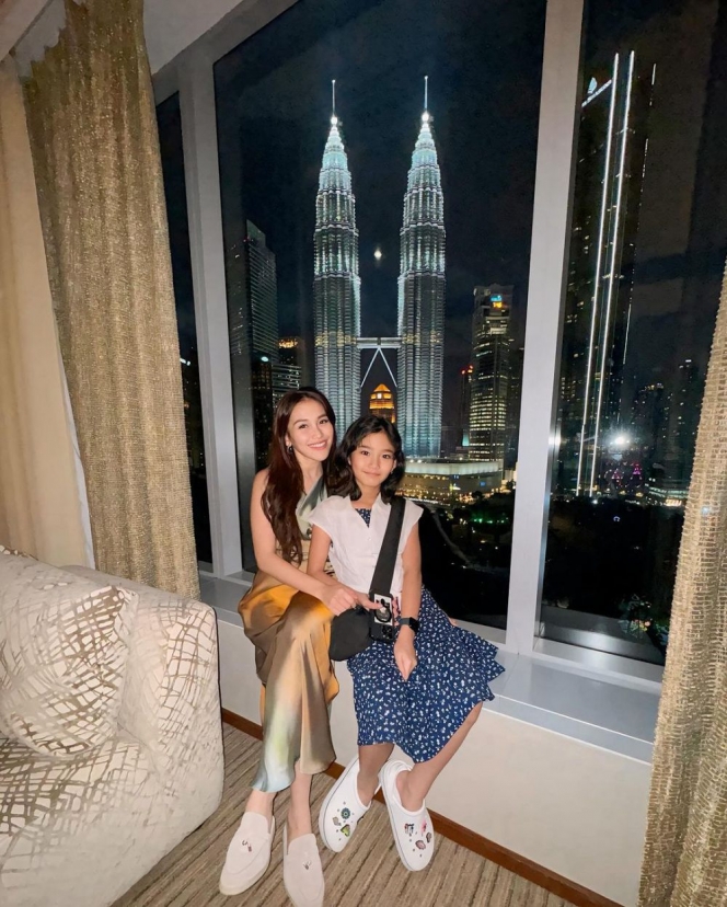 10 Foto Asyiknya Ayu Ting Ting Liburan ke Malaysia, Kamar Hotelnya Langsung Disorot