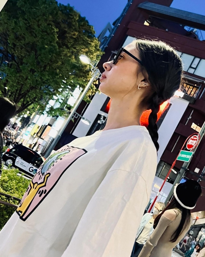 Gaya Simpel Yuki Kato saat Liburan ke Jepang, Disebut Cocok Jadi Keluarga Hadid