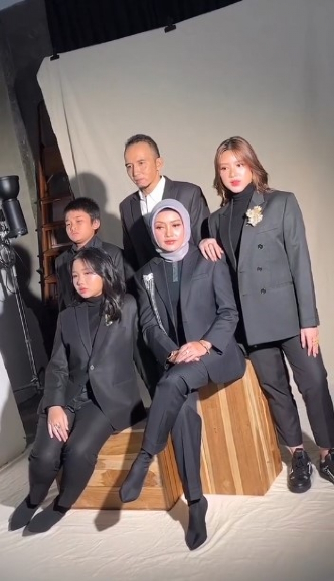 Wajahnya Good Looking Semua, Ini Foto-Foto Lebaran Tiara Andini Bareng Keluarga