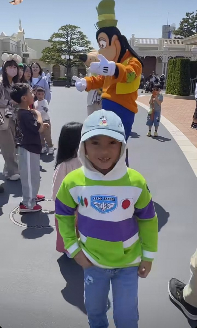 Cobain Banyak Wahana, Ini Deretan Foto Seru Rachel Vennya Ajak Anak dan Pacar Liburan di Disneyland Jepang