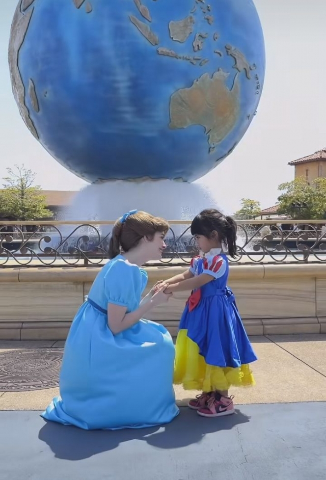 Cobain Banyak Wahana, Ini Deretan Foto Seru Rachel Vennya Ajak Anak dan Pacar Liburan di Disneyland Jepang