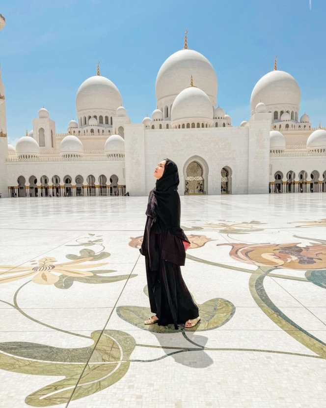 Kunjungi Masjid di Abu Dhabi, Foto-Foto Shandy Aulia dengan Balutan Hijab dan Abaya Ini Sukses Banjir Pujian!