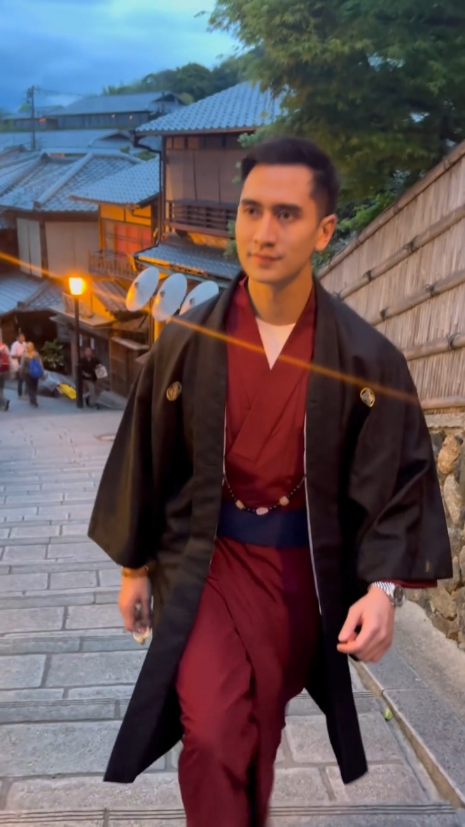 Dikabarkan Dekat dengan Janda, Ini 7 Foto Verrell Bramasta Pakai Kimono yang Auranya Disebut Makin Bapak-bapak