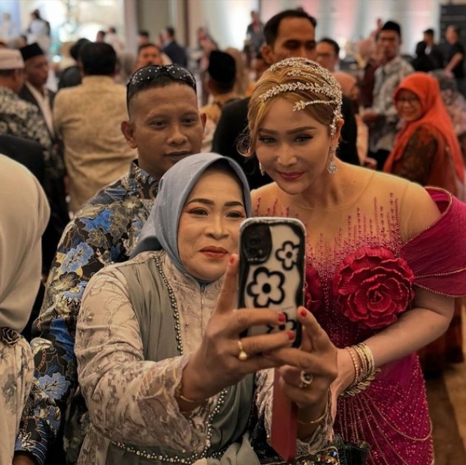 Tampil Elegan Sambil Hibur Penonton, Ini Foto Inul Daratista Manggung di Acara Pernikahan Anak Sultan Pamekasan!