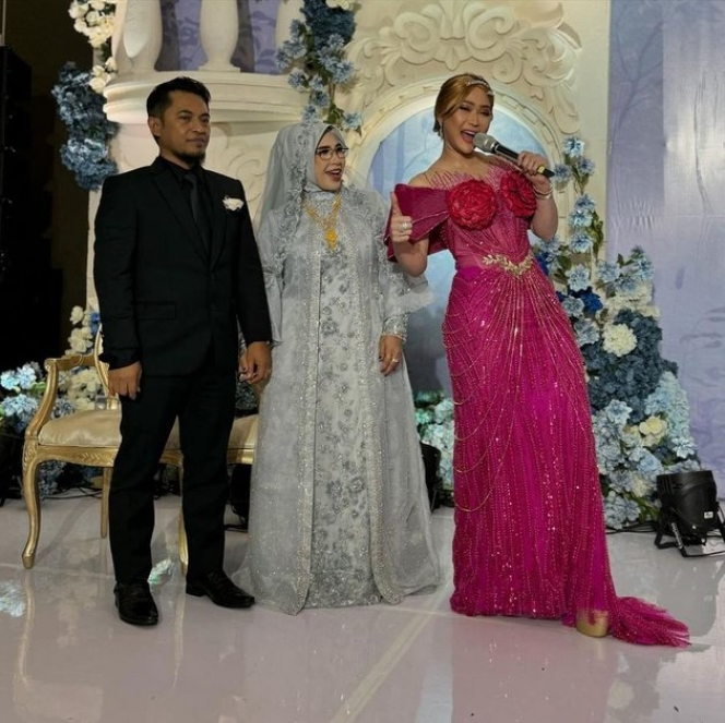 Tampil Elegan Sambil Hibur Penonton, Ini Foto Inul Daratista Manggung di Acara Pernikahan Anak Sultan Pamekasan!