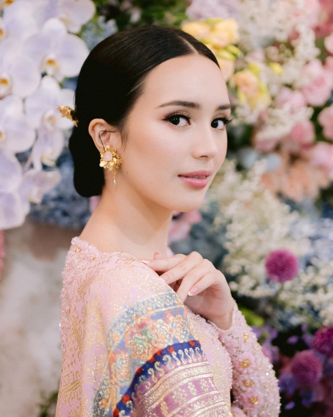 7 Potret Detail Kebaya Beby Tsabina saat Lamaran, Tampak Elegan dan Mahal dengan Sentuhan Tradisional