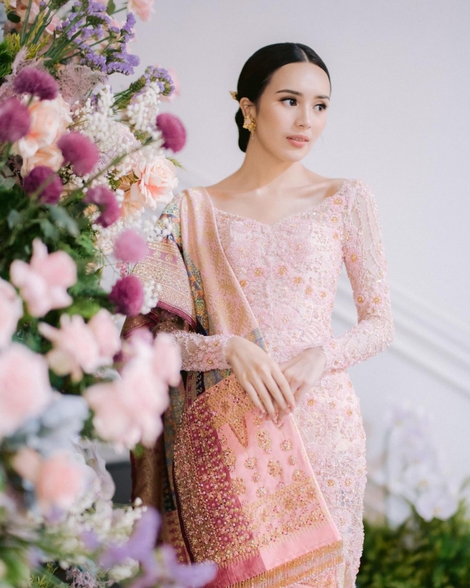 7 Potret Detail Kebaya Beby Tsabina saat Lamaran, Tampak Elegan dan Mahal dengan Sentuhan Tradisional