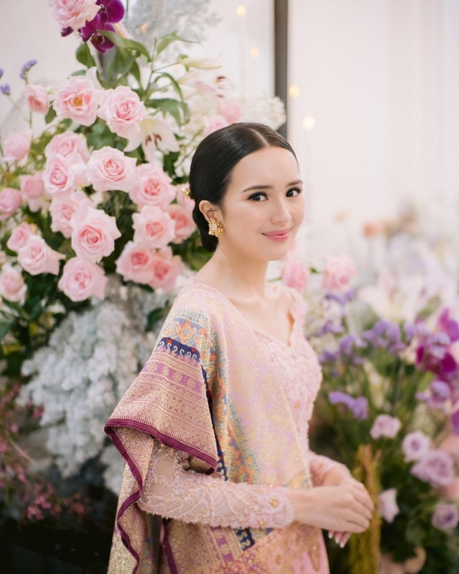 7 Potret Detail Kebaya Beby Tsabina saat Lamaran, Tampak Elegan dan Mahal dengan Sentuhan Tradisional