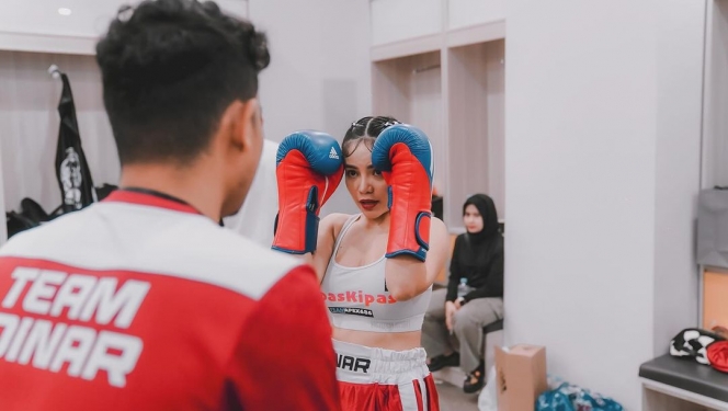 Foto Kemenangan Dinar Candy di Ring Tinju Usai Lawan Ayu Aulia di HSS Series 5