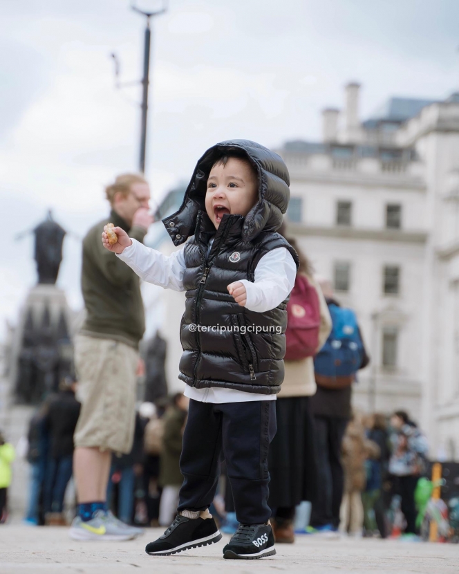 Tampil Ganteng dan Makin Lincah, Ini 8 Foto Rayyanza di London yang Bikin Gemas Maksimal
