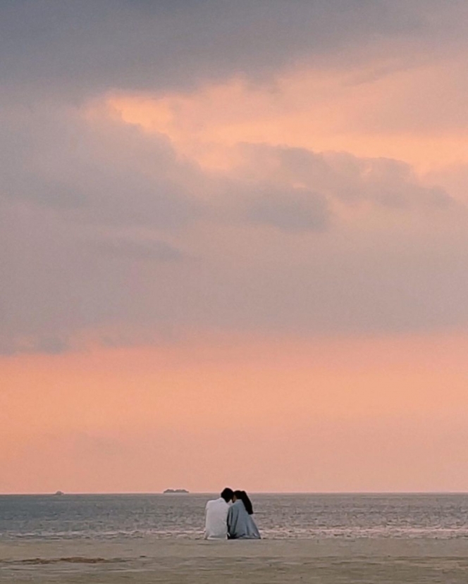 7 Foto Beby Tsabina Dilamar Kekasih di Pantai Bak Adegan Film Romantis, Nangis Terharu!