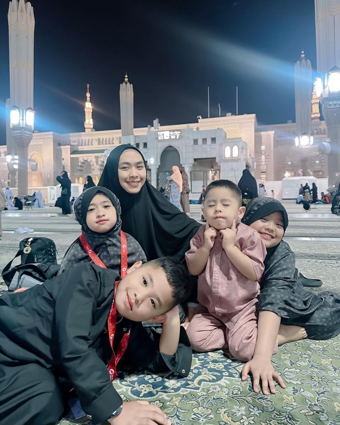 Ngaji Bareng, Ini Foto Oki Setiana Dewi di Madinah Bareng 4 Anaknya yang Bikin Hati Adem