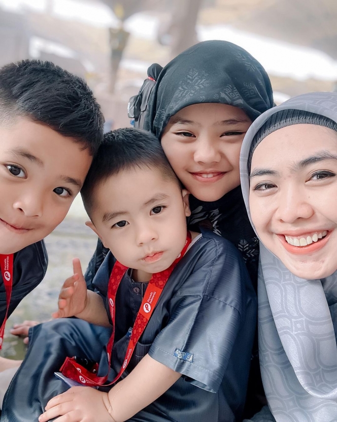 Ngaji Bareng, Ini Foto Oki Setiana Dewi di Madinah Bareng 4 Anaknya yang Bikin Hati Adem