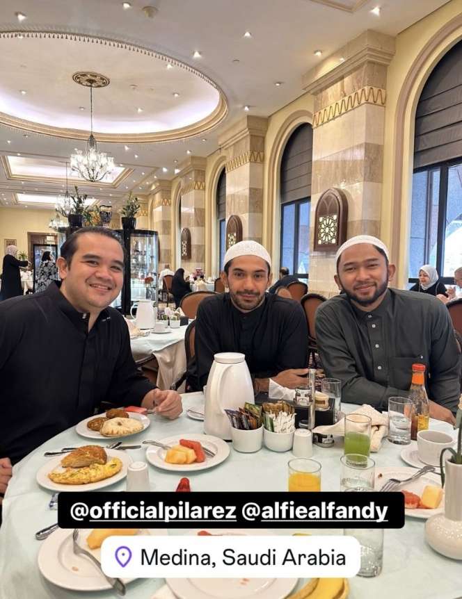 7 Foto Reza Rahardian Umroh Bareng Manajer dan Alfie Afandy, Curi Perhatian saat Kenakan Ihram