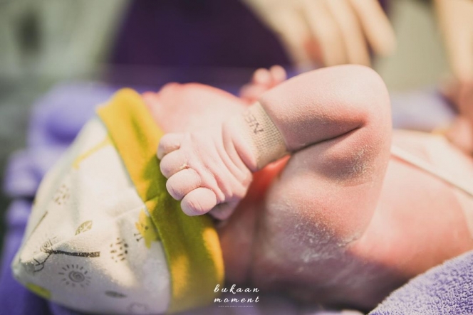 10 Foto Laura Theux Melahirkan Anak Pertama, Selalu Setia Didampingi Sang Suami
