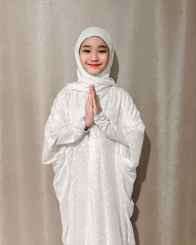 8 Foto Bilqis Anak Ayu Ting Ting Pakai Hijab, Sholehah dan Cantik Banget!