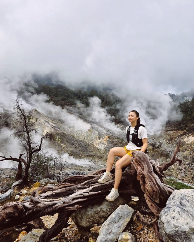 8 Foto Angela Gilsha Main ke Kawah Ratu di Gunung Salak, Mendaki dengan Tangguh!