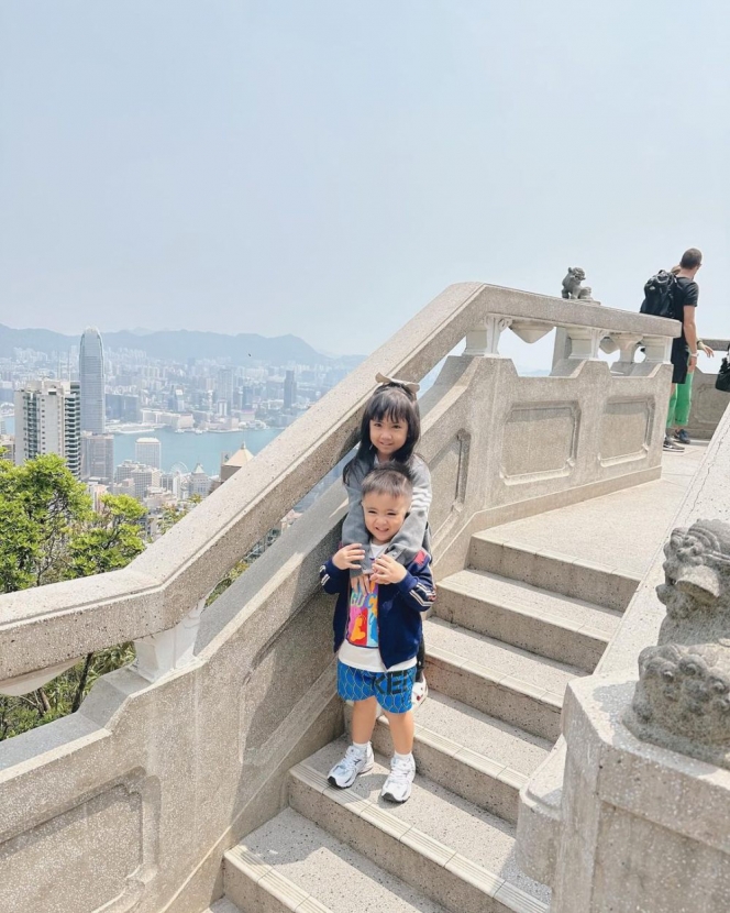Foto Momo Geisha dan Keluarga Naik Bianglala di Hong Kong, Seru Banget!