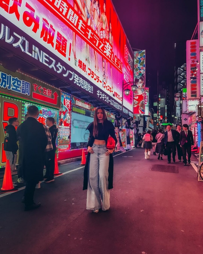 Foto Gaya Terbaru Nia Ramadhani yang Selalu Kekinian, Style Bak ABG Curi Perhatian