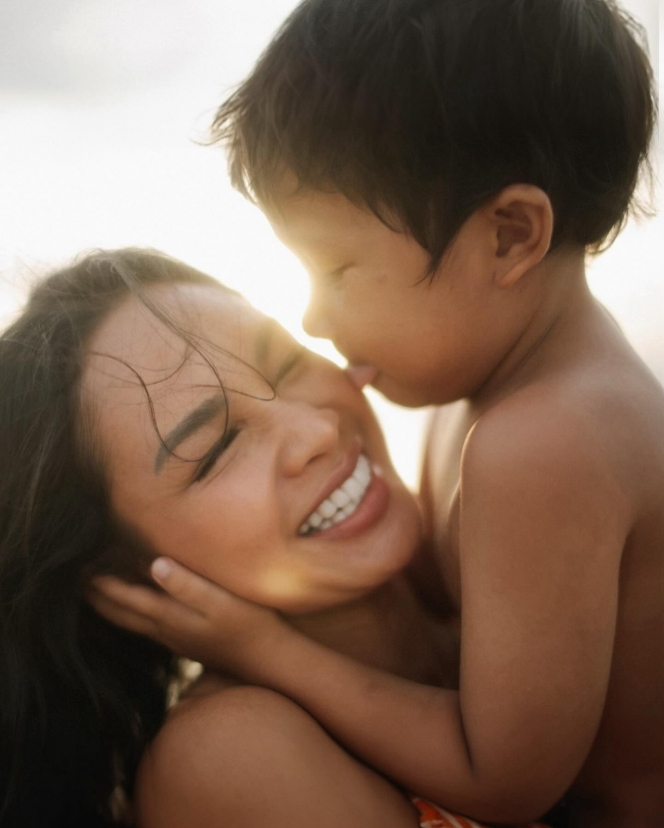 7 Foto Momen Kebersamaan Andien Aisyah dengan Sang Anak, Vibesnya Menyenangkan Banget!