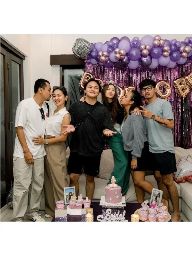 Bakal Lepas Status Lajang, Ini Foto-Foto Bridal Shower Mahalini Bareng Keluarga dan Sahabat di Bulan Maret Lalu