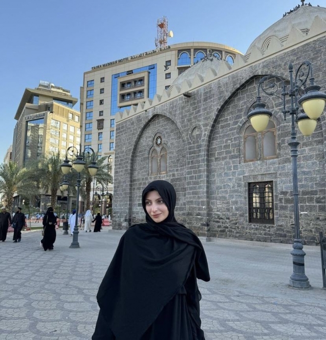 Pesonanya Bak Gadis Timur Tengah, Ini Deretan Foto Sarah Keihl Jalani Ibadah Umrah di Tanah Suci