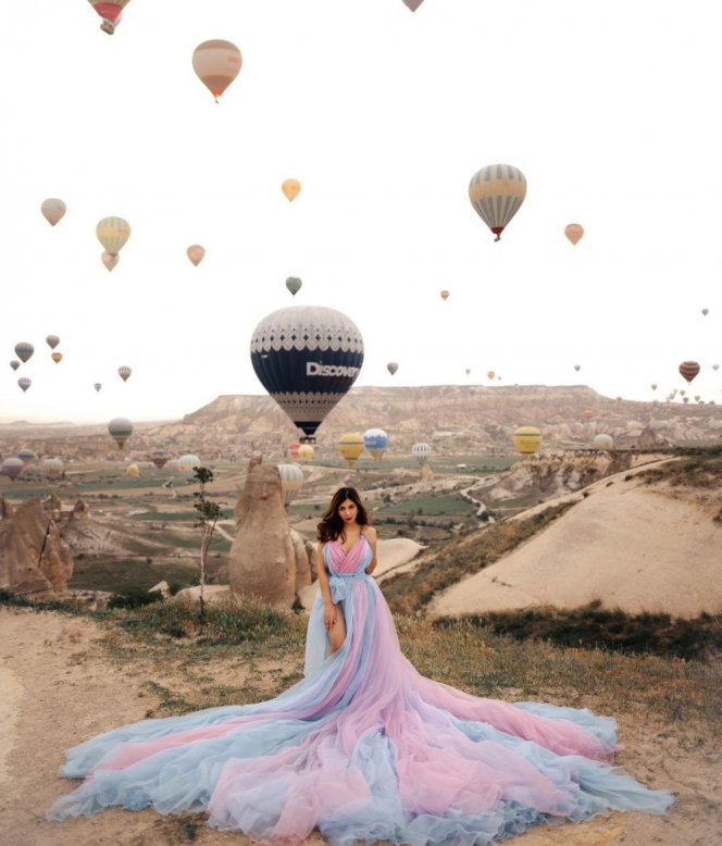 Berlatarkan View Indah Cappadocia, Ini Deretan Foto Cantik Sarah Keihl Jalani Photoshoot di Turki!