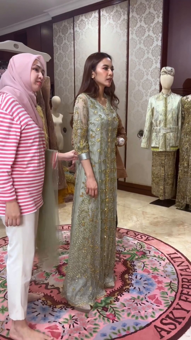 Pilih Warna Sage, Ini Detail Baju Pengajian Mahalini dan Rizky Febian - Penuh dengan Bordir Emas! 