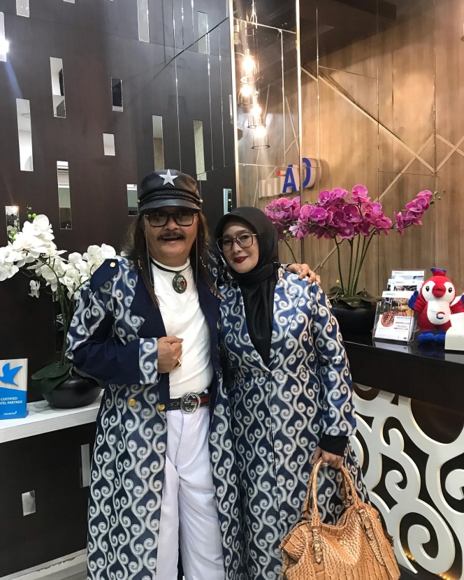 8 Foto Harmonis Jhony Iskandar dengan Keluarga, Bareng Istri Selalu Mesra