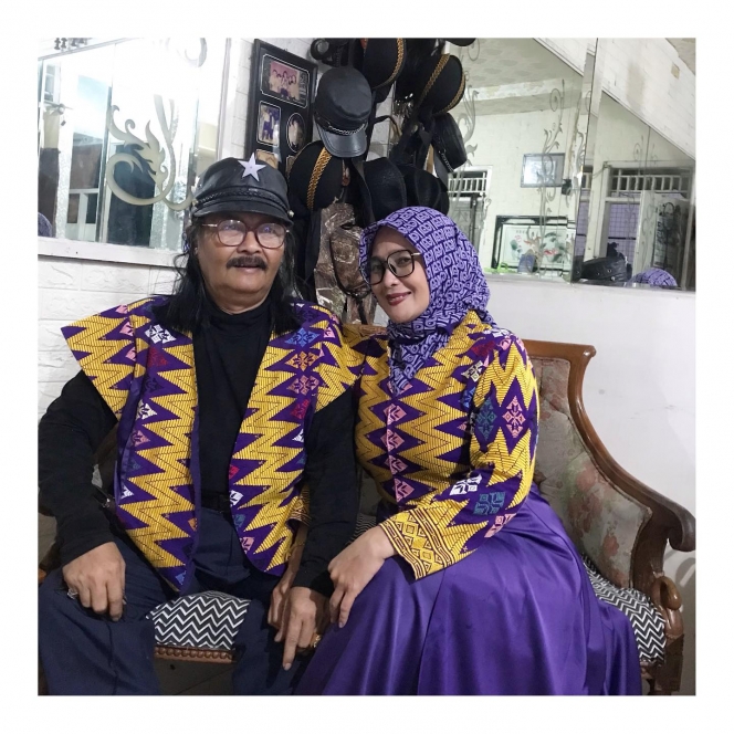 8 Foto Harmonis Jhony Iskandar dengan Keluarga, Bareng Istri Selalu Mesra