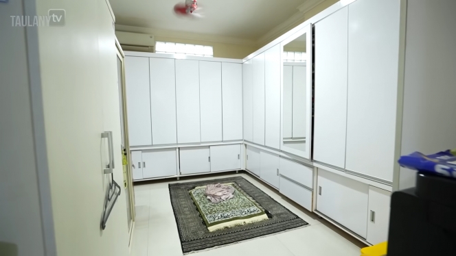 11 Foto Rumah Ayu Ting Ting di Depok, Desain Kamar Mandinya Bikin Bingung