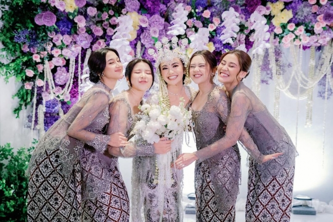 9 Potret Aaliyah Massaid Tampil Cantik Jadi Bridesmaid di Pernikahan Mahalini dan Rizky Febian