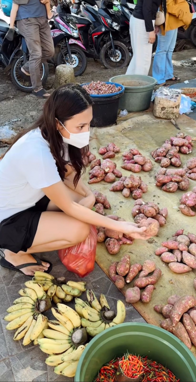  Foto Indah Permatasari Borong Ikan di Pasar Tradisional, Tetap Cantik Meski Cuma Pakai Sendal Jepit