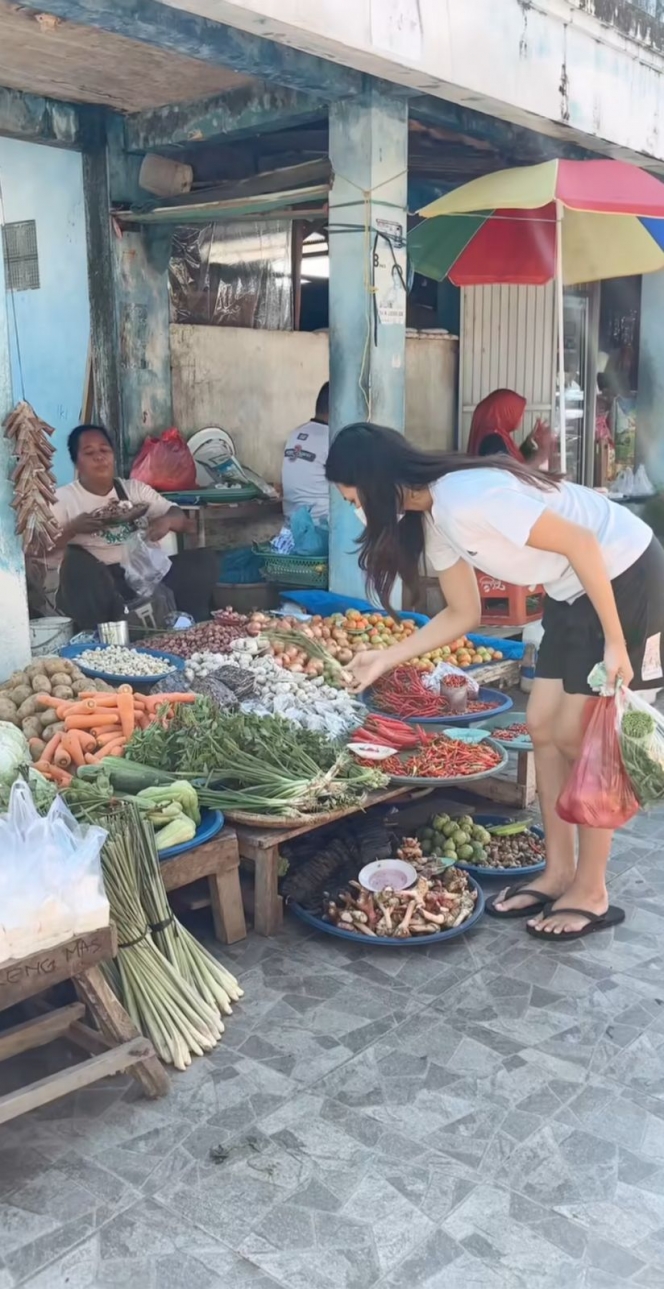  Foto Indah Permatasari Borong Ikan di Pasar Tradisional, Tetap Cantik Meski Cuma Pakai Sendal Jepit