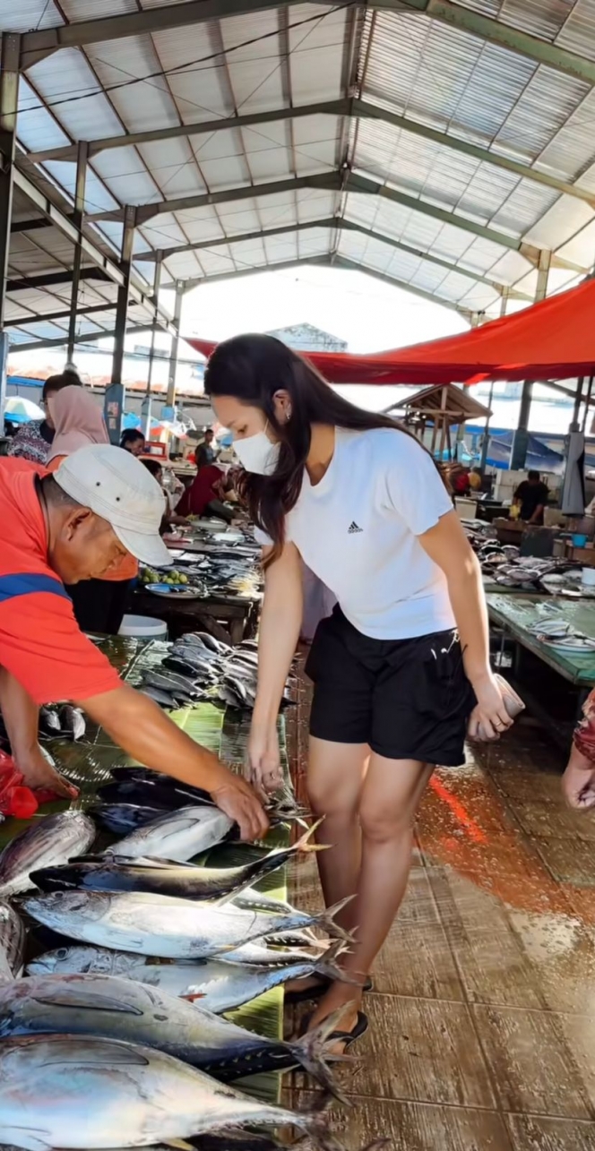  Foto Indah Permatasari Borong Ikan di Pasar Tradisional, Tetap Cantik Meski Cuma Pakai Sendal Jepit