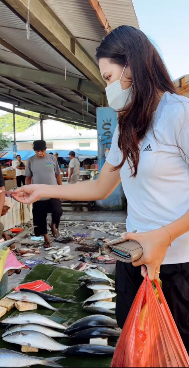  Foto Indah Permatasari Borong Ikan di Pasar Tradisional, Tetap Cantik Meski Cuma Pakai Sendal Jepit