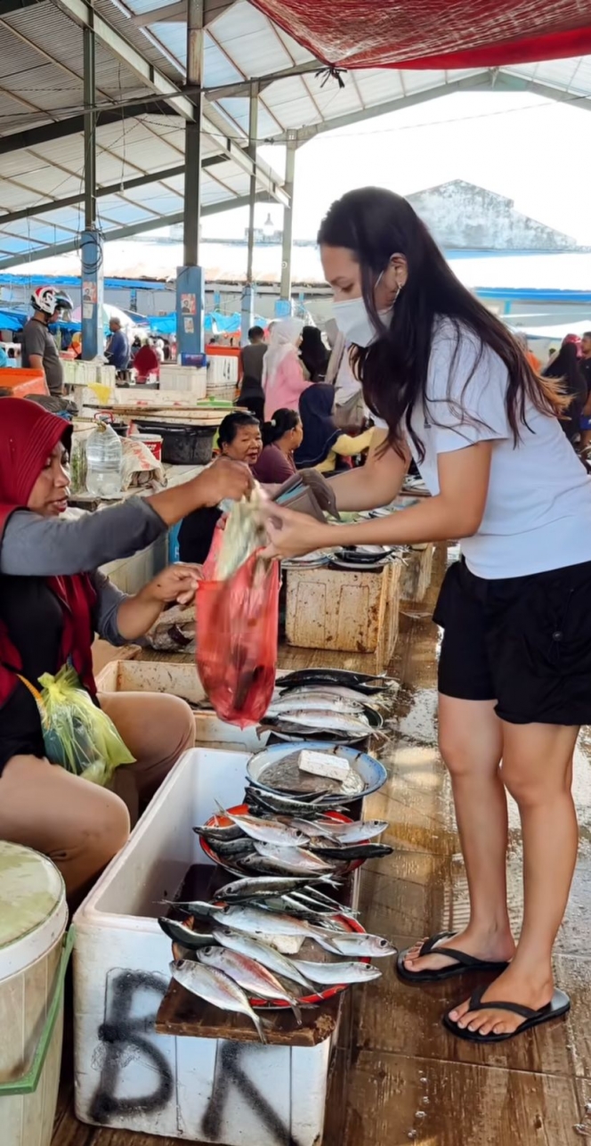  Foto Indah Permatasari Borong Ikan di Pasar Tradisional, Tetap Cantik Meski Cuma Pakai Sendal Jepit