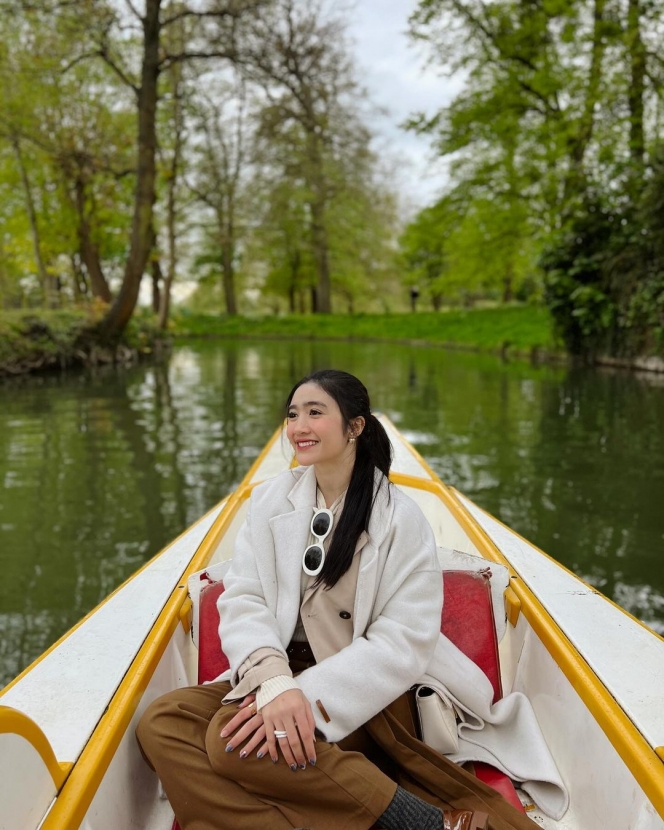 Foto Liburan Febby Rastanty ke London Bareng Keluarga, Kompak dengan Sang Adik!