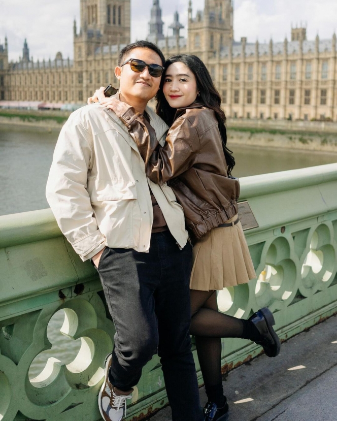 Foto Liburan Febby Rastanty ke London Bareng Keluarga, Kompak dengan Sang Adik!