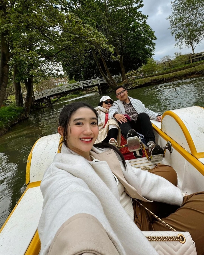 Foto Liburan Febby Rastanty ke London Bareng Keluarga, Kompak dengan Sang Adik!