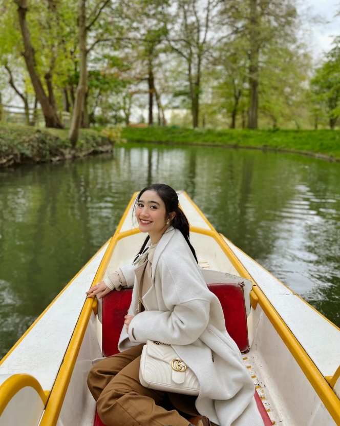 Foto Liburan Febby Rastanty ke London Bareng Keluarga, Kompak dengan Sang Adik!